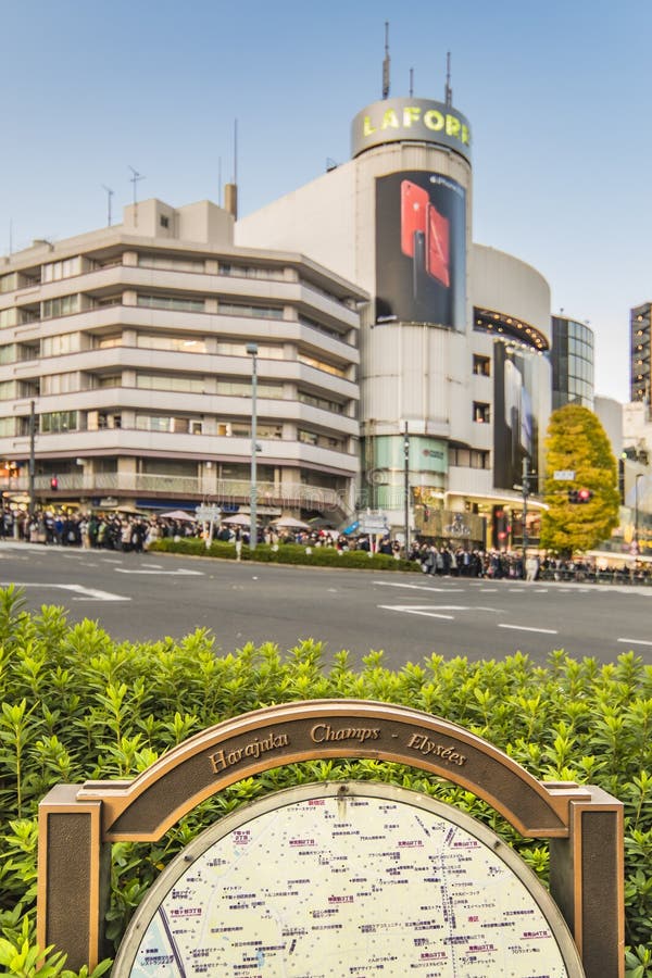 东京,日本- 2018年8月21日:在1990年由Tatsumi隐岐的公开艺术 东京,日本- 2018年8月21日:在1990年由Tatsumi隐岐的公开艺术